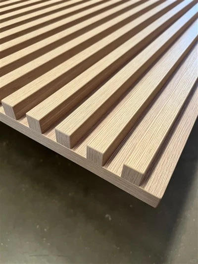 Raffinata griglia in legno a doghe